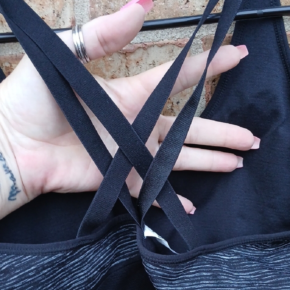 🧡 New Puma Women's Gray and Black Sports Bra - Picture 4 of 5